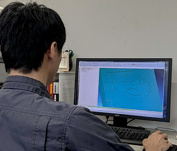金型の設計をしている作業風景画像
