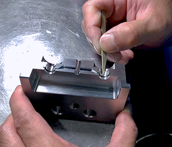 金型の制作をしている作業風景画像