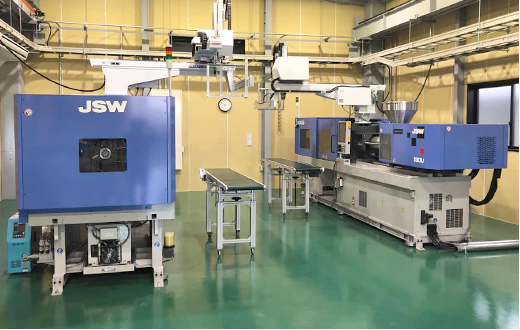 2F　成型機100t 180tの外観